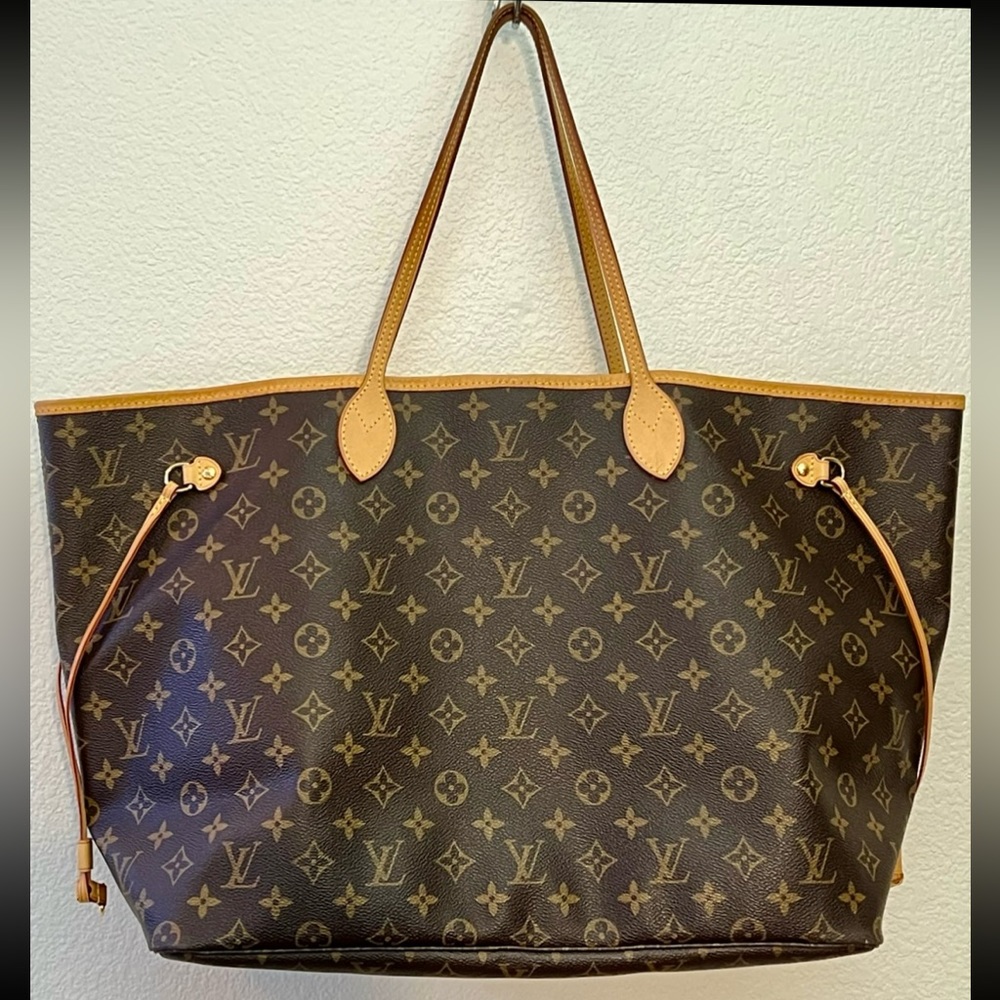 Authentic Louis Vuitton Monogram Neverfull
GM Tote. Exceptional condition.